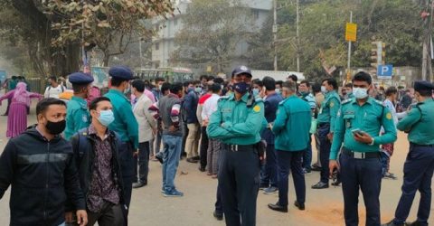 শিক্ষার্থীদের সড়ক অবরোধ: নোটিশ ছাড়া পরীক্ষা স্থগিত