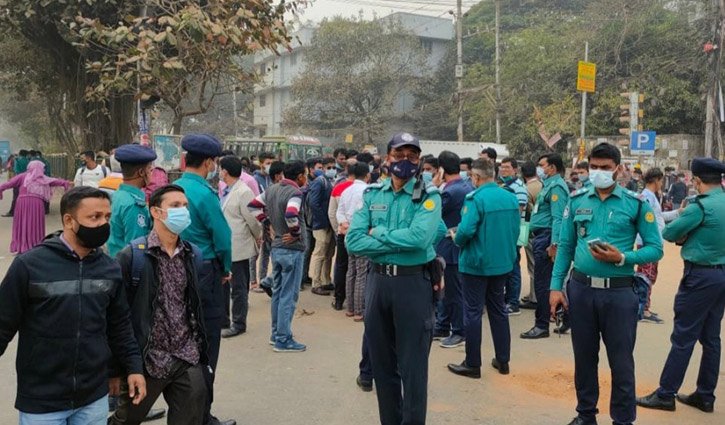 শিক্ষার্থীদের সড়ক অবরোধ: নোটিশ ছাড়া পরীক্ষা স্থগিত