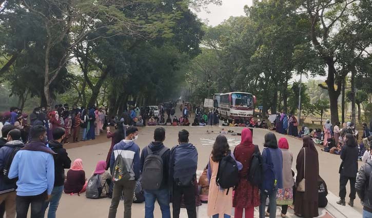 সিলেট শাবিপ্রবিতে চতুর্থ দিনের মত ছাত্রীদের বিক্ষোভ