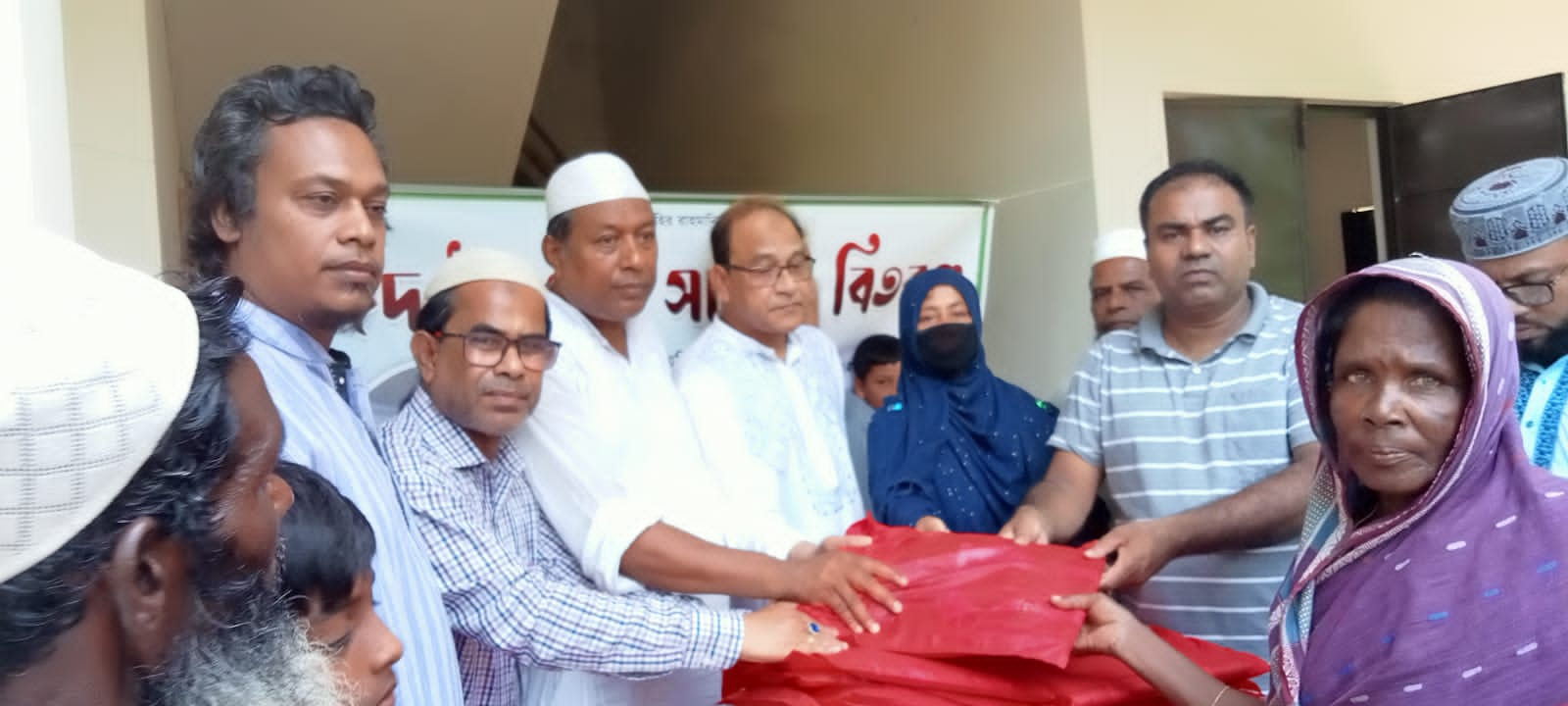 কুলাউড়ার গৌড় করনে লন্ডন প্রবাসী মোহাম্মদ লিটনের উদ্যোগে ঈদ উপহার সামগ্রী ও মাদাসা শিক্ষার্থীদের মধ্যে ড্রেস বিতরন 