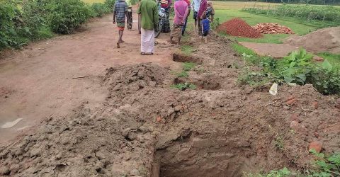 চুনারুঘাটে সরকারি রাস্তা দখল করে দেয়াল নির্মাণ, এলাকাবাসীর প্রতিবাদ