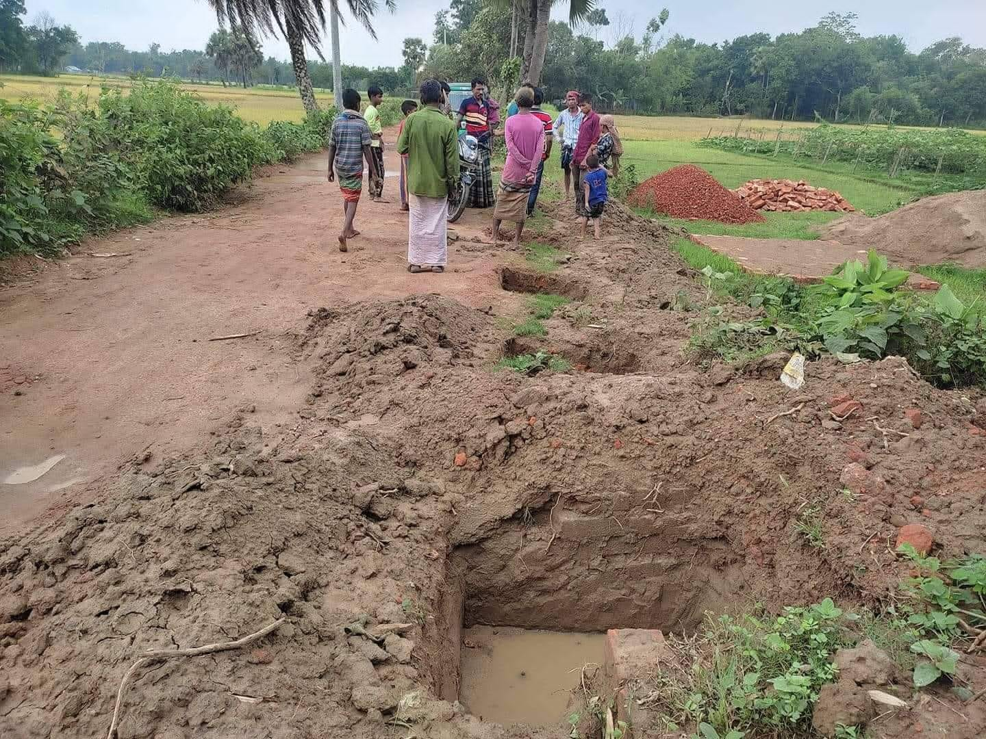 চুনারুঘাটে সরকারি রাস্তা দখল করে দেয়াল নির্মাণ, এলাকাবাসীর প্রতিবাদ