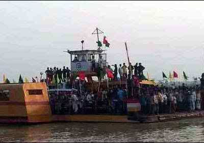 ফেরি পারাপার বন্ধ থাকায় ঢাকার সঙ্গে সরাসরি যানচলাচল বন্ধ, জনদূর্ভোগ চরমে