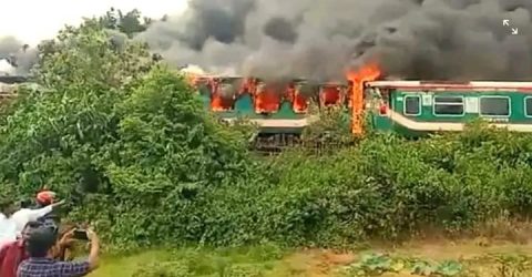 পারাবত ট্রেনে আগুন:  সিলেট_আখাউড়া সেকশনে সাড়ে ৪ ঘন্টা পর ট্রেন চলাচল শুরু