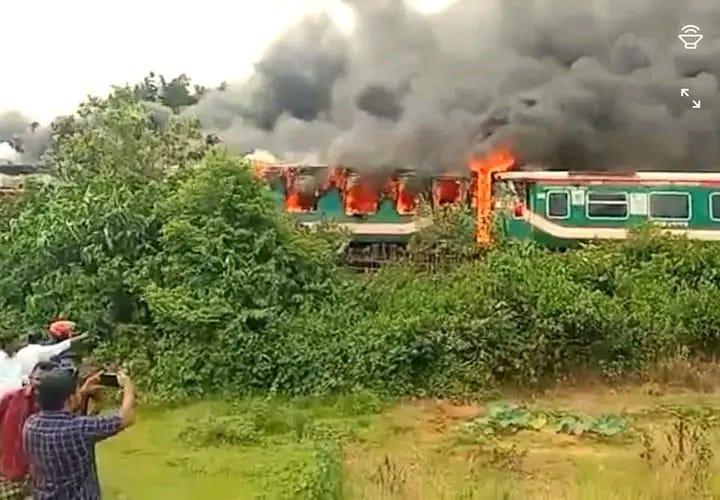 পারাবত ট্রেনে আগুন:  সিলেট_আখাউড়া সেকশনে সাড়ে ৪ ঘন্টা পর ট্রেন চলাচল শুরু