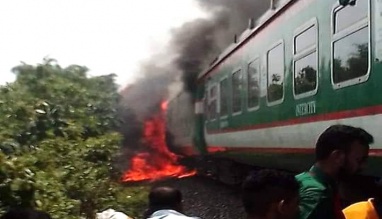 পারাবত ট্রেনে আগুন, ঢাকা-সিলেট রেল যোগাযোগ বন্ধ