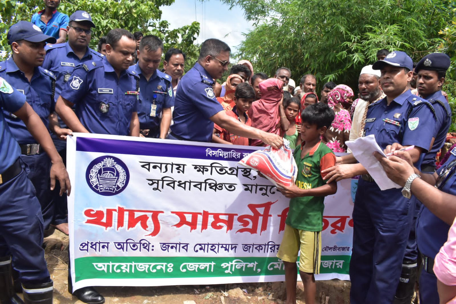 অসহায় বন্যার্তদের মাঝে পুলিশ সুপার, মৌলভীবাজারের ত্রান সামগ্রী বিতরণ