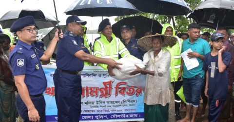 মৌলভীবাজারে বন্যার্তদের মধ্যে বাংলাদেশ পুলিশের আইজিপি মহোদয়ের পাঠানো ত্রাণ সামগ্রী বিতরণ