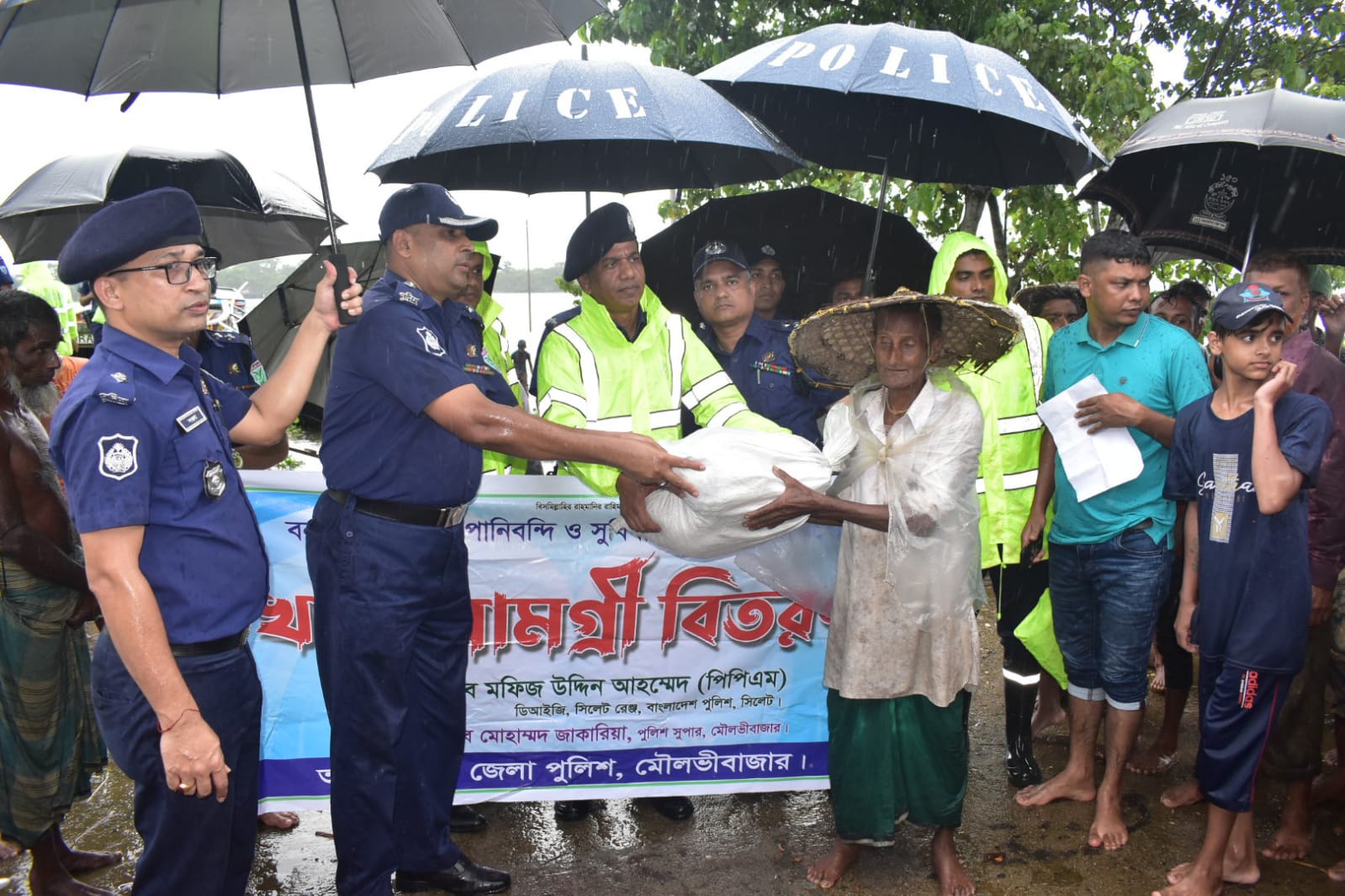 মৌলভীবাজারে বন্যার্তদের মধ্যে বাংলাদেশ পুলিশের আইজিপি মহোদয়ের পাঠানো ত্রাণ সামগ্রী বিতরণ