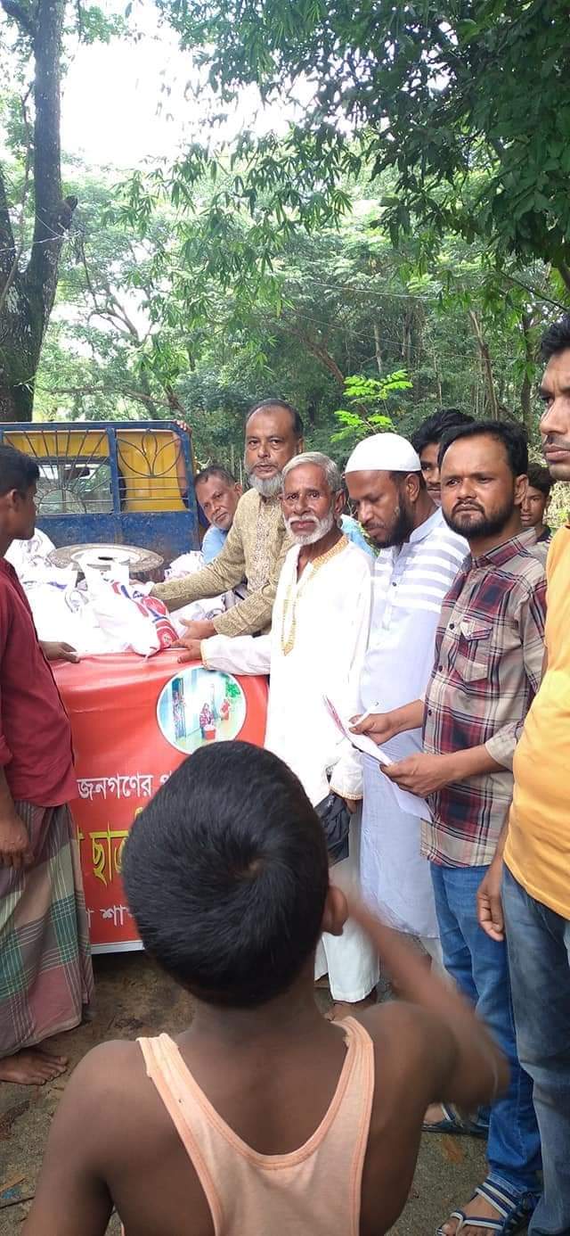 কুলাউড়ায় বানভাসিদের মাঝে জাসদ ও ছাত্রলীগের ত্রাণ বিতরণ