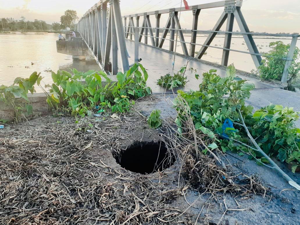 জগন্নাথপুর-রানীগঞ্জ আঞ্চলিক মহাসড়কে অ্যাপ্রোচের মাটি ধসে গর্ত, যান চলাচল বন্ধ