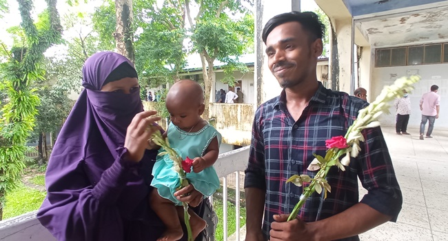 সুনামগঞ্জ আদালতে যুগান্তকারি রায় ফুল হাতে আরও ২৫ দম্পতি, বই হাতে বাড়ি ফিরল ৬৫ শিশু