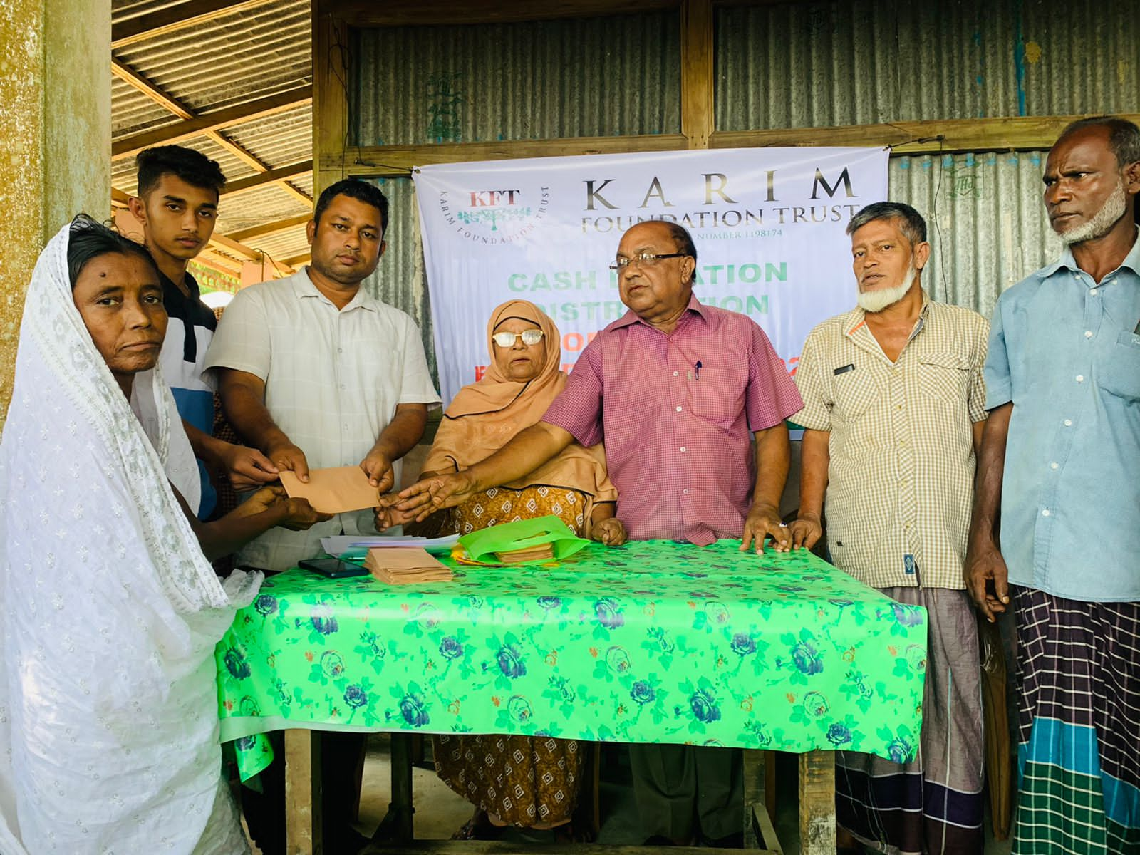 জগন্নাথপুরে ১২৫ পরিবারের মধ্যে করিম ফাউন্ডেশন ট্রাস্টের নগদ অর্থ সহায়তা