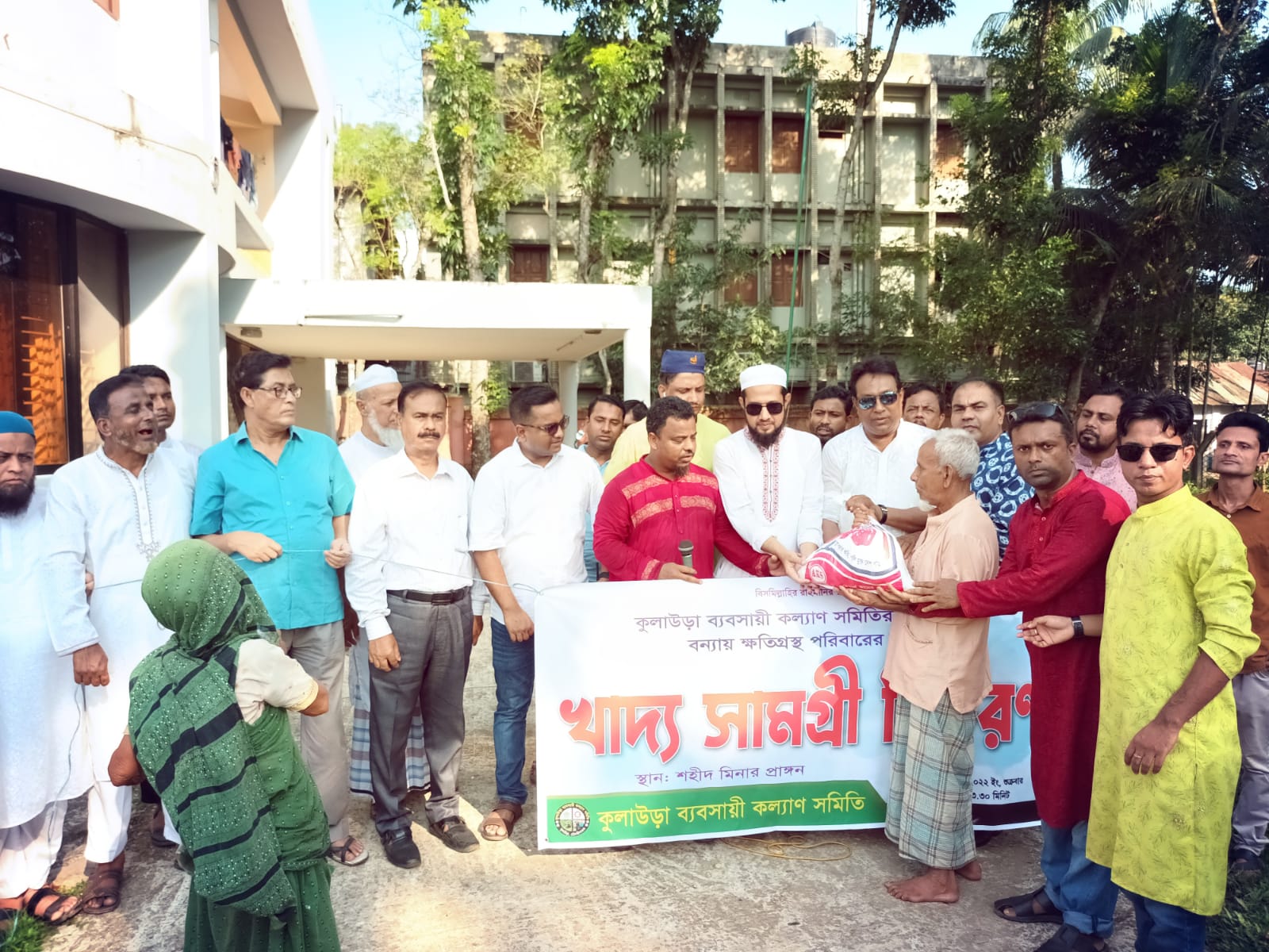 দুই শতাদিক পরিবারের হাতে কুলাউড়া ব্যবসায়ী কল্যাণ সমিতির খাদ্য সহায়তা