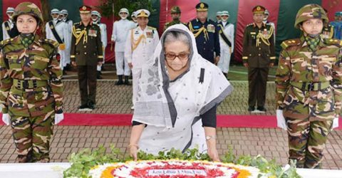 টুঙ্গিপাড়ায় বঙ্গবন্ধুর সমাধিতে প্রধানমন্ত্রীর শ্রদ্ধা