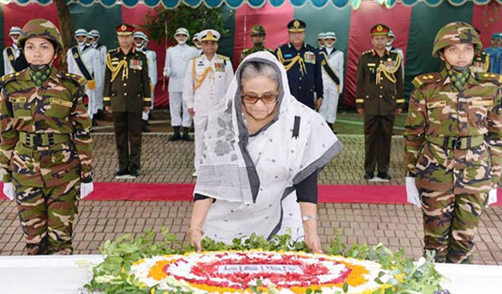 টুঙ্গিপাড়ায় বঙ্গবন্ধুর সমাধিতে প্রধানমন্ত্রীর শ্রদ্ধা