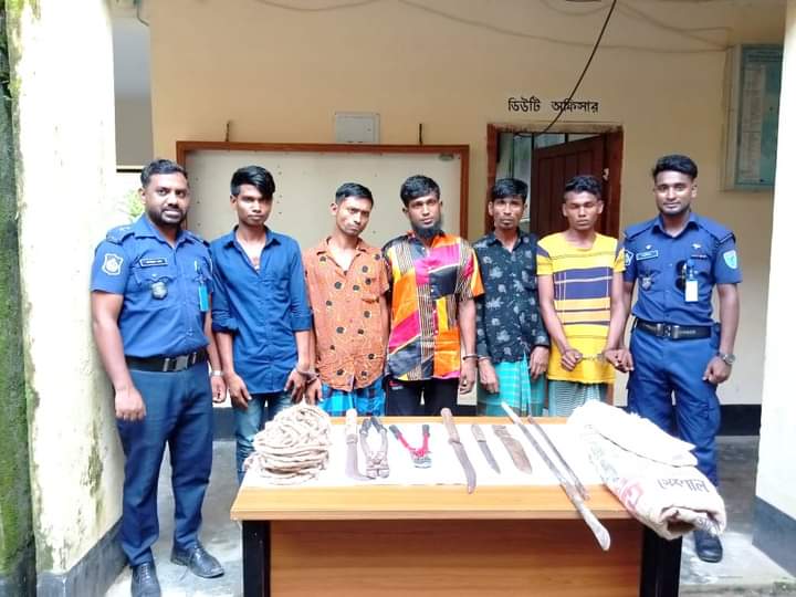 কুলাউড়ায় পুলিশের অভিযানে দেশীয় অস্ত্রশস্ত্রসহ ৫ জন ডাকাত আটক