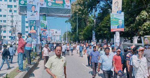 ময়মনসিংহ পলিট্যাকনিক ইন্সটিটিউট মাঠে জড়ো হতে শুরু করেছেন বিএনপির নেতা-কর্মীরা