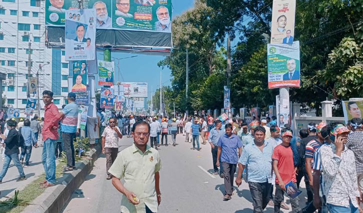 ময়মনসিংহ পলিট্যাকনিক ইন্সটিটিউট মাঠে জড়ো হতে শুরু করেছেন বিএনপির নেতা-কর্মীরা