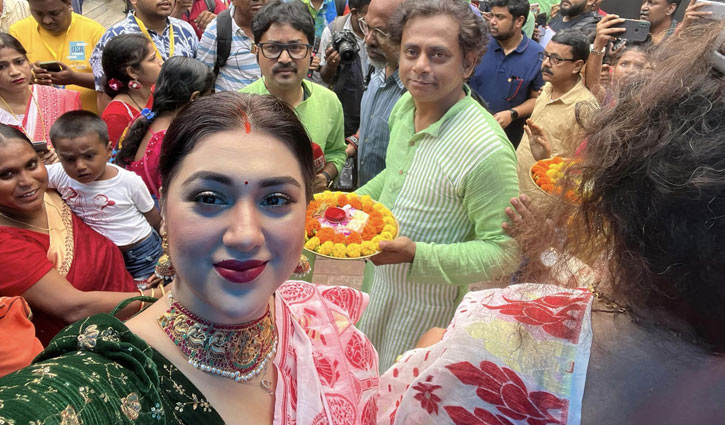 কলকাতায় সিঁদুর খেলায় মেতেছেন অপু