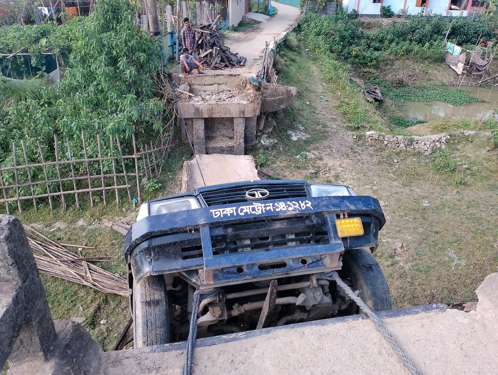 জগন্নাথপুরে ট্রাক উঠতেই সেতু ভেঙে পড়ল