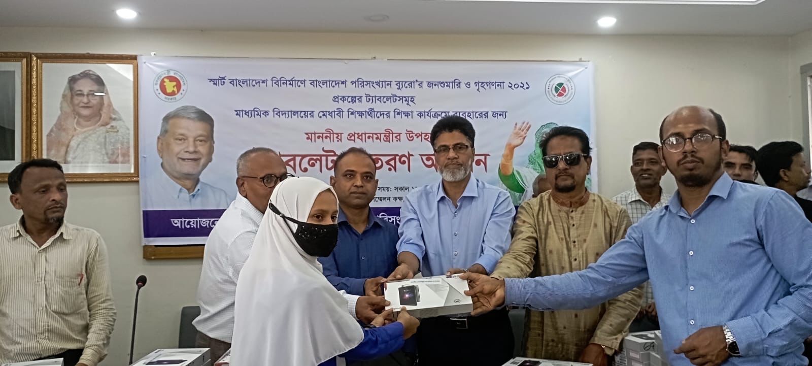 জগন্নাথপুরে শিক্ষার্থীদের মধ্যে ট্যাবলেট বিতরণ