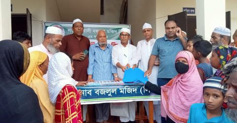 কুলাউড়ার গৌড় করনে  যুক্তরাজ্য প্রবাসী বজলুল মজিদ লিটনের অর্থায়নে ঈদ উপহার শাড়ি ও লুঙ্গি বিতরন