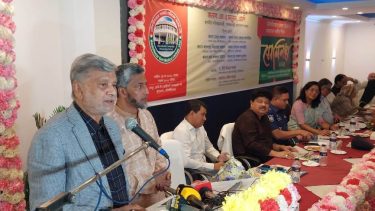 বিদেশীদের পিছনেইতো সবাই দৌঁড়ায়।মার্কিনীরা এদেশ চালায় না—এম এ মান্নান