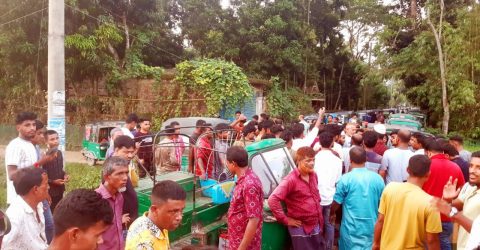 কুলাউড়ায় সিএনজি ও অটোরিক্সা একই রোডে চলাচল নিয়ে বিরোধের জেরে সড়ক অবরোধ