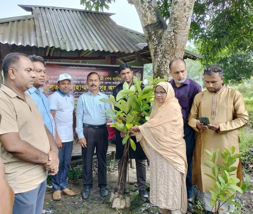 কুলাউড়ায় দুইশ শিক্ষাপ্রতিষ্ঠান পেলো প্রধানমন্ত্রী শেখ হাসিনা কর্তৃক বরাদ্দকৃত ৫ হাজার গাছের চারা