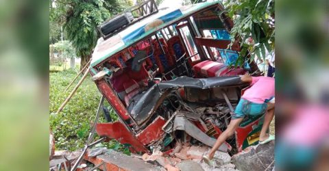 জগন্নাথপুরে নিয়ন্ত্রণ হারিয়ে মিনিবাস ডোবায়, আহত ৩০