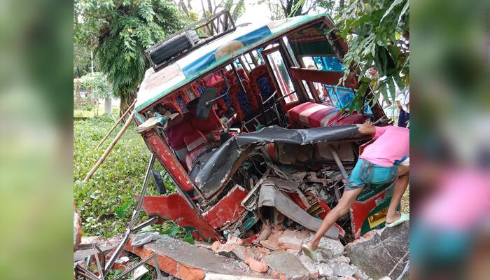 জগন্নাথপুরে নিয়ন্ত্রণ হারিয়ে মিনিবাস ডোবায়, আহত ৩০