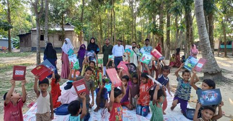 পথশিশুদের মাঝে শব্দকথা’র বই উপহার