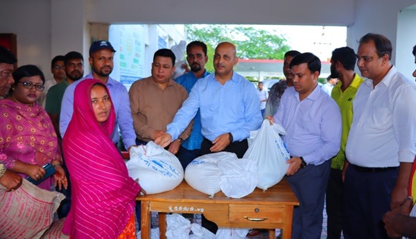 সুনামগঞ্জে বিভাগীয় কমিশনারের ত্রাণ বিতরণ