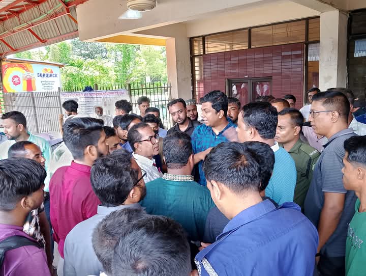 কুলাউড়া স্টেশনে যাত্রীদের সাথে  অসৌজন্যমূলক আচরণ ও ট্রেন বন্ধ  করে দেওয়ার হু’মকি  দেন সহকারী স্টেশন মাষ্টার কামাল