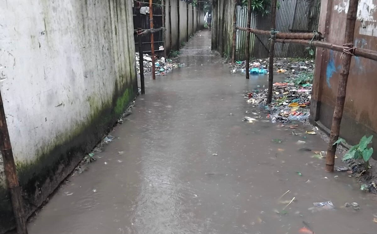 জগন্নাথপুর পৌরসভা ড্রেনের অভাবে সড়কে দুর্ভোগ