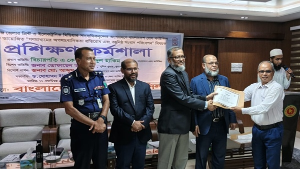 বিভাজনে লাভ নেই, ঐক্যবদ্ধ হোন : প্রেস কাউন্সিল চেয়ারম্যান