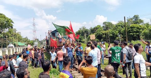কুলাউড়ায় ৮দফা দাবিতে পাহাড়িকা ট্রেন আটকে দিল আন্দোলনকারীরাঃ বিভাগীয় রেলওয়ে ব্যবস্হাপকের ১৫ দিনের মধ্যে দাবি মেনে নেয়ার  আশ্বাসে প্রত্যাহার