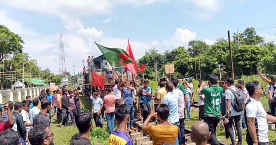 কুলাউড়ায় ৮দফা দাবিতে পাহাড়িকা ট্রেন আটকে দিল আন্দোলনকারীরাঃ বিভাগীয় রেলওয়ে ব্যবস্হাপকের ১৫ দিনের মধ্যে দাবি মেনে নেয়ার  আশ্বাসে প্রত্যাহার