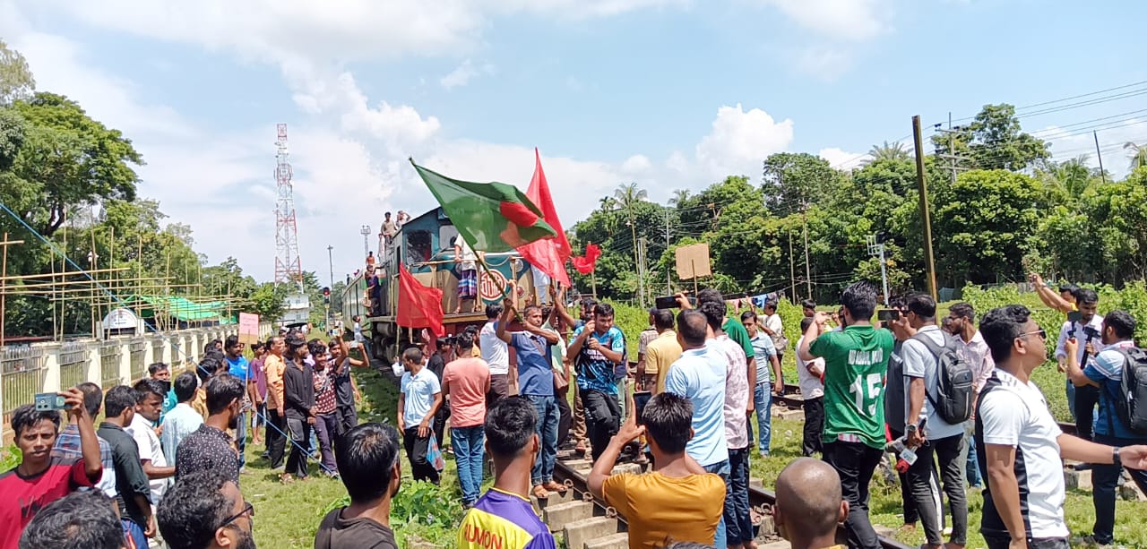 কুলাউড়ায় ৮দফা দাবিতে পাহাড়িকা ট্রেন আটকে দিল আন্দোলনকারীরাঃ বিভাগীয় রেলওয়ে ব্যবস্হাপকের ১৫ দিনের মধ্যে দাবি মেনে নেয়ার  আশ্বাসে প্রত্যাহার
