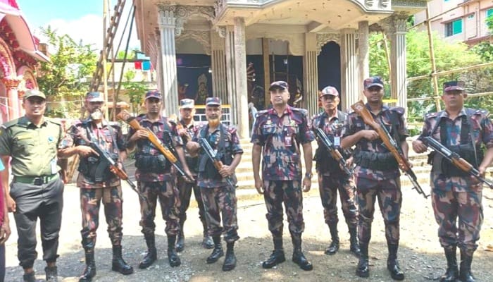 কুলাউড়ায় পূজামণ্ডপ পরিদর্শনে ৪৬ বিজিবি অধিনায়ক