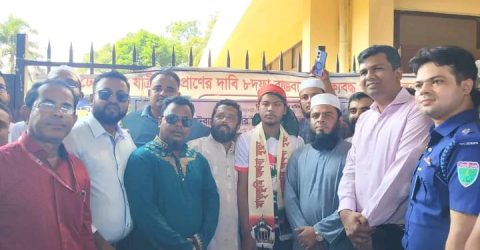 সিলেটের ট্রেনযাত্রীদের ৮দফা বাস্তবায়নের দাবিতে জুলাই যোদ্ধা রানা  অনশন ভাঙ্গালেন জেলা প্রশাসক ইসরাইল হোসেন