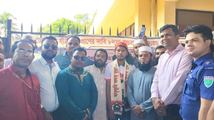 সিলেটের ট্রেনযাত্রীদের ৮দফা বাস্তবায়নের দাবিতে জুলাই যোদ্ধা রানা  অনশন ভাঙ্গালেন জেলা প্রশাসক ইসরাইল হোসেন