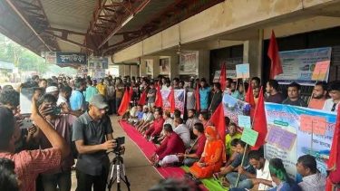 দাবি মেনে নেয়ার আশ^াসে অবরোধ সাময়িক প্রত্যাহার সিলেট রেলপথে নতুন ট্রেন চালুসহ ৮ দাবিতে ৪ ঘন্টা অবরোধ-বিক্ষোভ