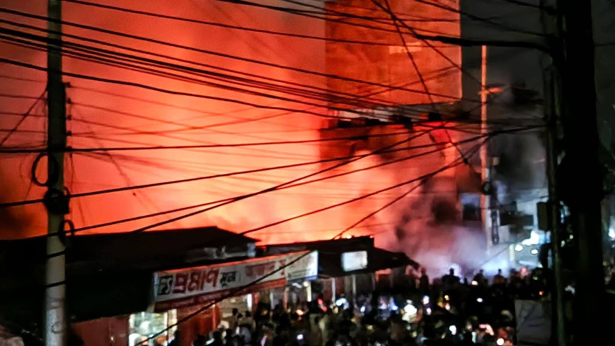 সুনামগঞ্জে অগ্নিকান্ড ১৭ দোকান পুড়ে ছাই, প্রায় ১৫ কোটি টাকার ক্ষয়ক্ষতি