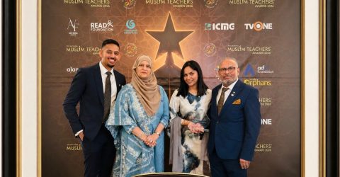 লন্ডনে ন্যাশনাল মুসলিম টিচার অ্যাওয়ার্ড পেলেন শিক্ষাবিদ মনসুর আহমেদ খান