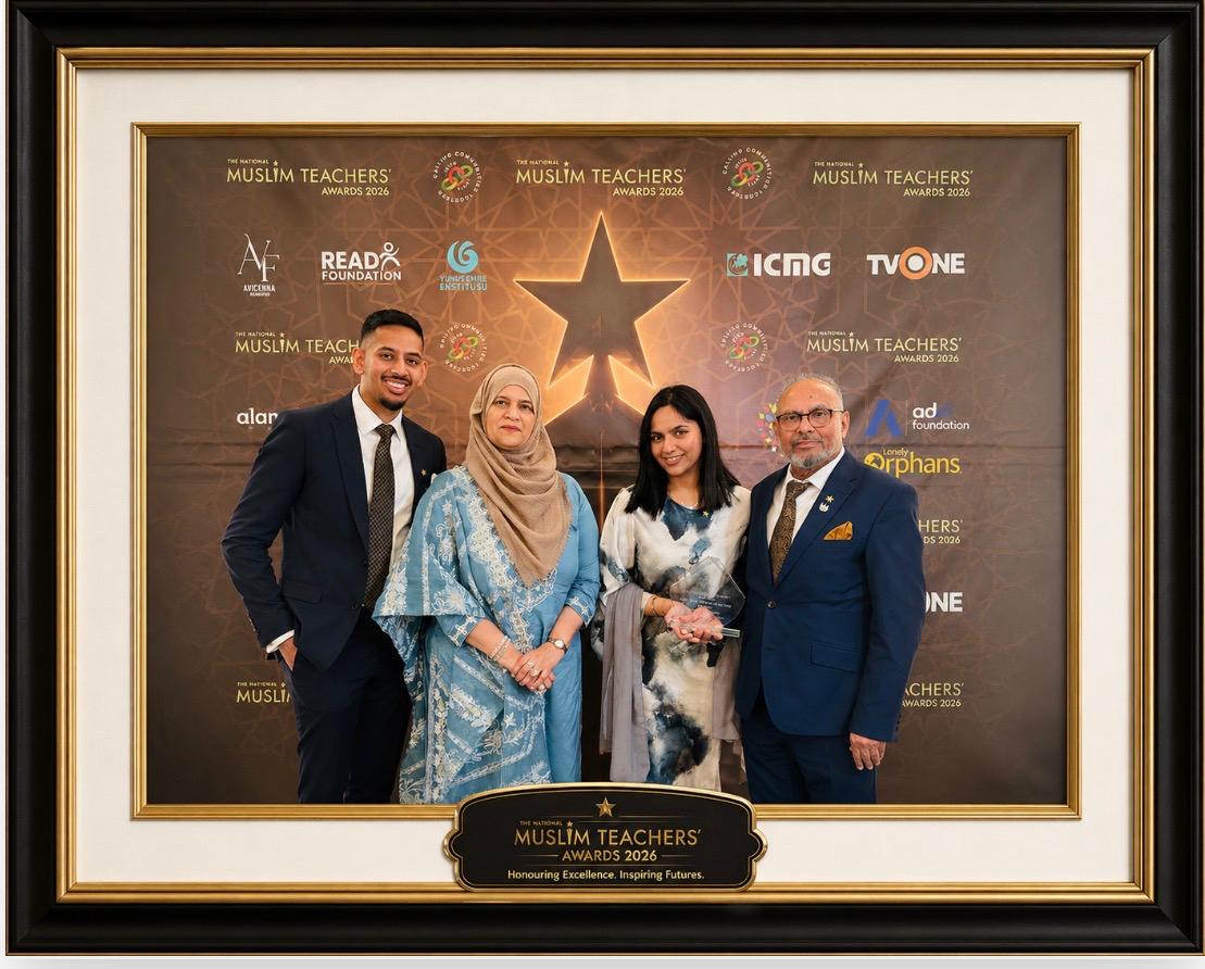 লন্ডনে ন্যাশনাল মুসলিম টিচার অ্যাওয়ার্ড পেলেন শিক্ষাবিদ মনসুর আহমেদ খান