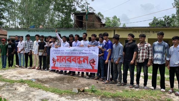 রানীগঞ্জ কলেজের অধ্যক্ষের ওপর হামলার প্রতিবাদে শিক্ষার্থীদের মানববন্ধন