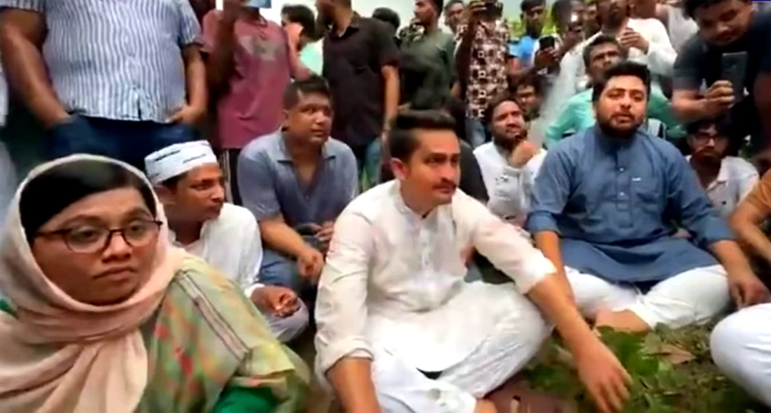 দফায় দফায় পুলিশের বাধা, হবিগঞ্জের মিরপুরে সড়কে বসে অবস্থান নিলেন এনসিপির শীর্ষ নেতারা
