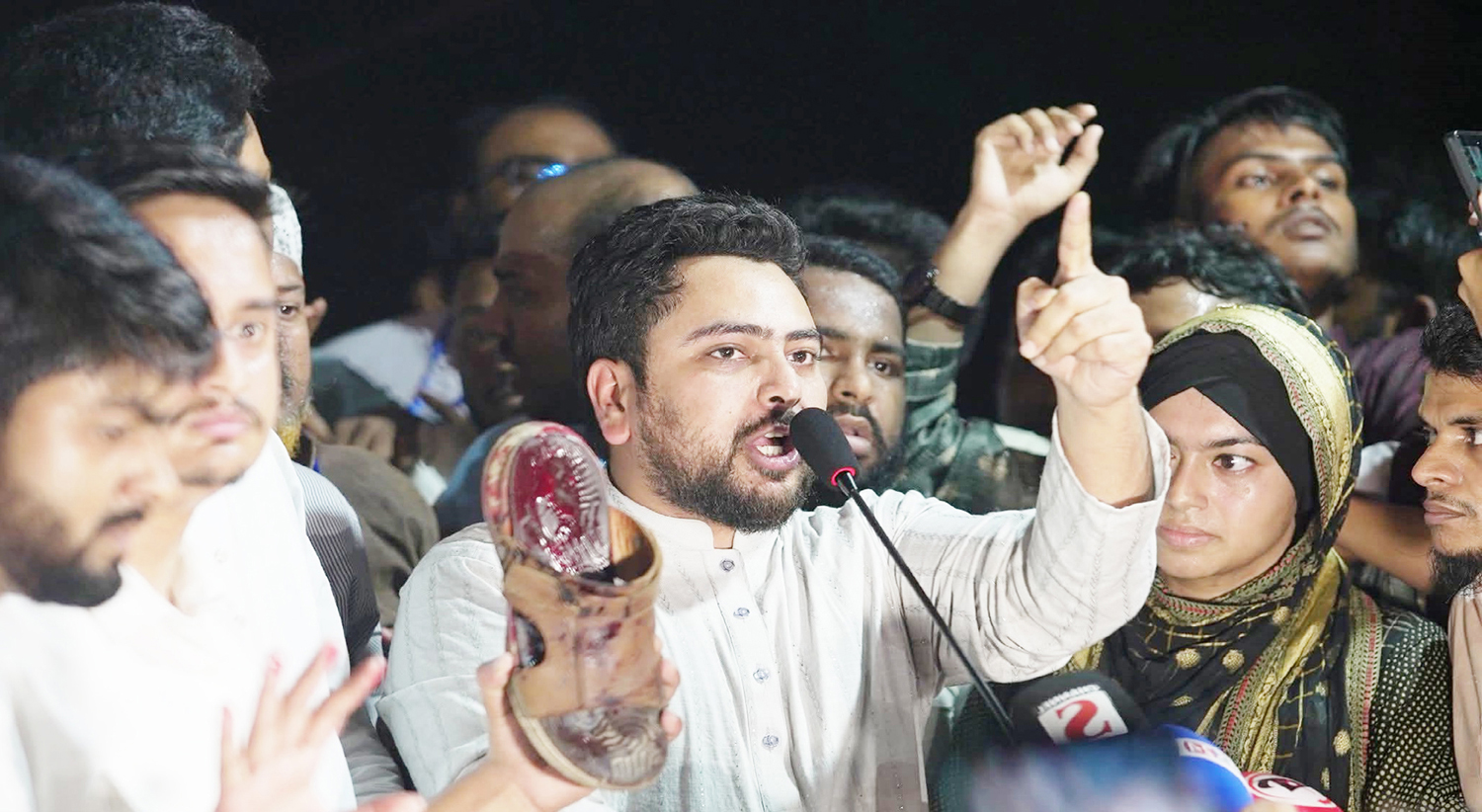 সাভারে এনসিপির সমাবেশে বোমা হামলা: ‘প্রশাসনের সহায়তায় হামলা হয়েছে’—অভিযোগ নাহিদের